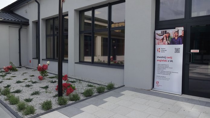 zdjęcie wejścia do budynku ELC